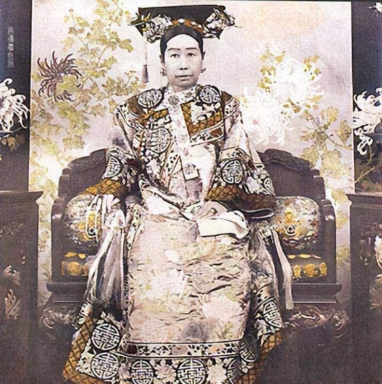 大清朝最奢侈的贵妇:上厕所的厕纸是少女用嘴喷上水才能使用_慈禧