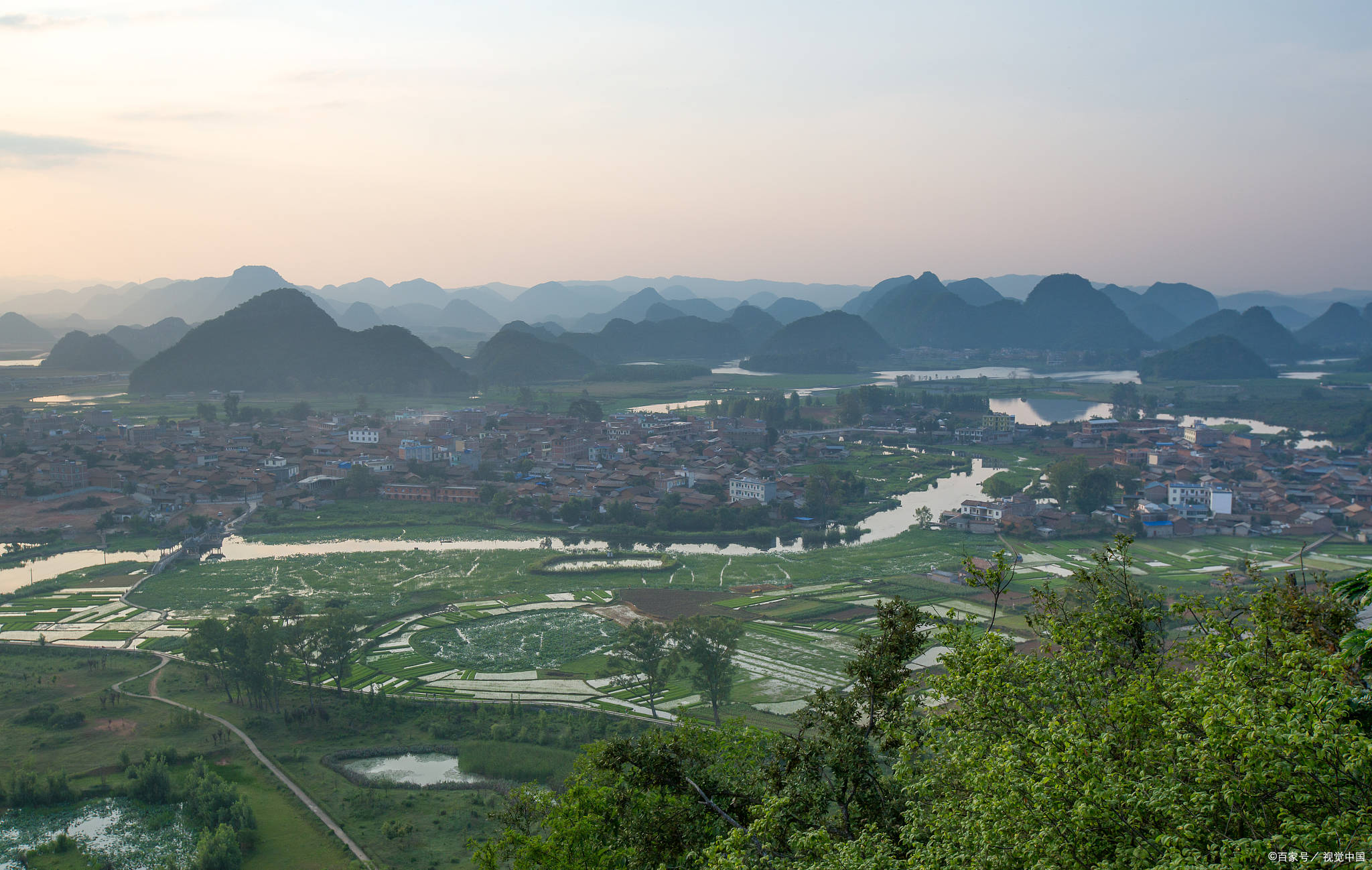 贵州省平塘县是一个集自然风光,美食和民俗文化于一体的旅游目