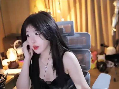 女主播呆妹儿领口犯规惹争议,扣分后放话超管:逼我离场,别后悔!