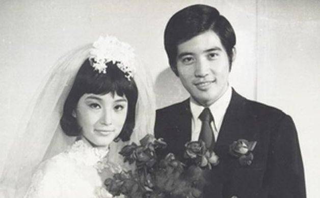 1974年,秦汉爱上了林青霞,但他不想失去已怀孕8个月的妻子