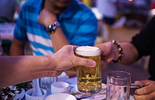 酒桌上和领导喝酒,情商高的人不会说"这些话",会得到老板重视