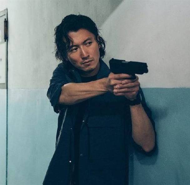 当众与百亿富豪坐台阶上,已荣升为股东_特步_关系_合作