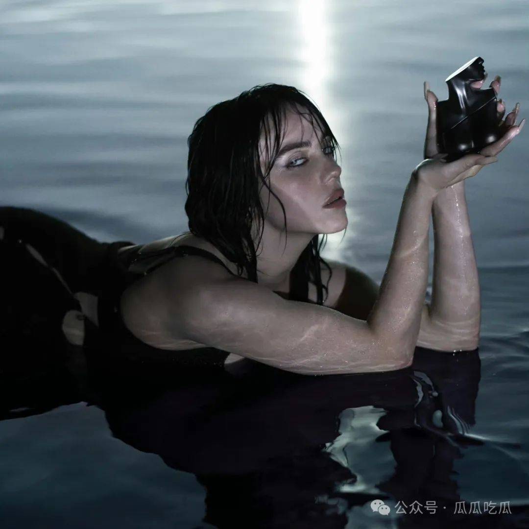 为提升销量,碧梨的唱片公司将新专辑《hit me hard and soft》的i