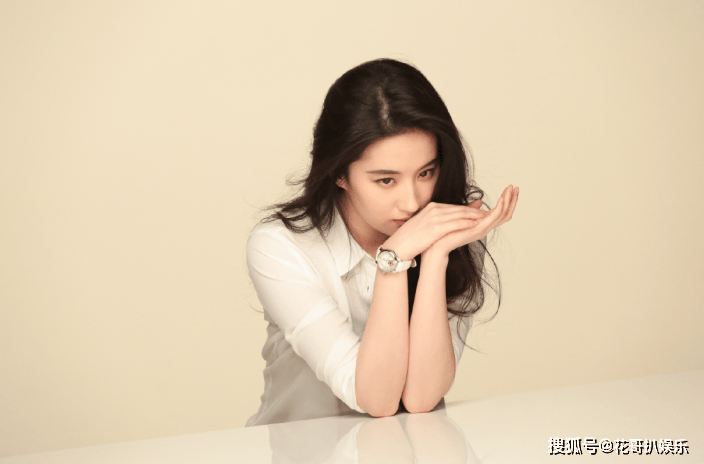 刘亦菲粉圈又闹起来,她晒合照维护摄影师,被爆料两人是恋人关系