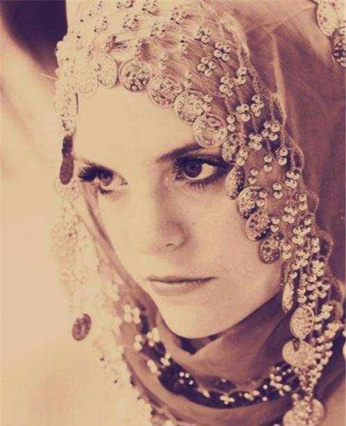 19岁沙特公主大胆与爱人私奔,抓回后,两人被当街用乱石砸死