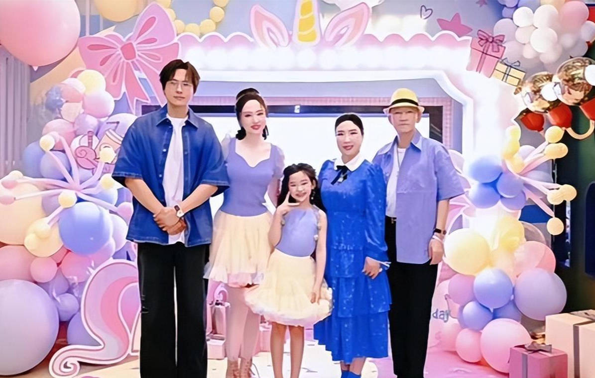 女儿生日董璇与前夫罕见同框,高云翔很局促,女儿见到爸爸好开心_派对