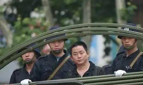 2005年,河南黑老大宋留根走下法庭,被押赴死刑刑场途中笑容满面