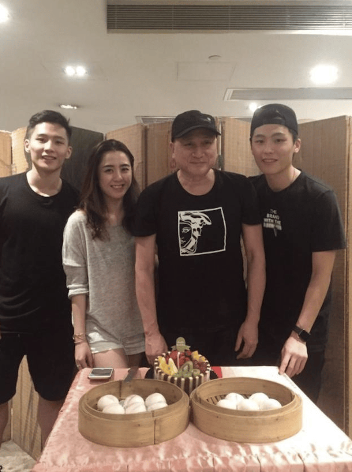 31岁长女请吃海鲜,不如弟弟受宠仍孝顺_汤爱嘉_女儿_儿子