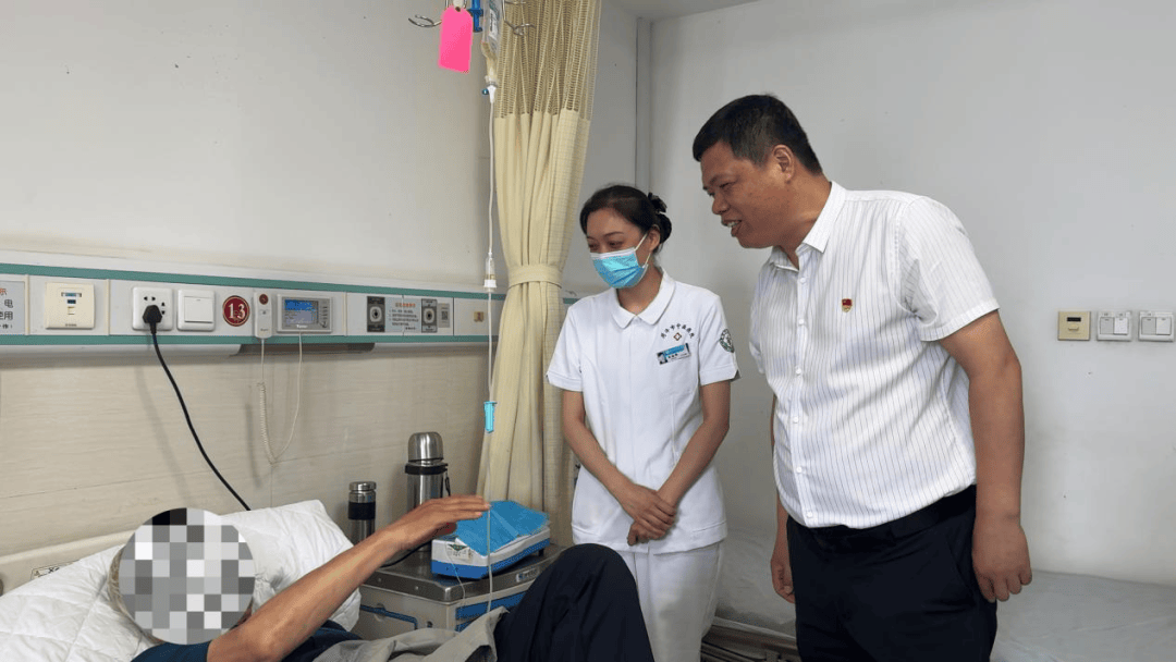 党群工作部部长孙新立以及医院餐厅职工在医护人员的带领下,带着新鲜