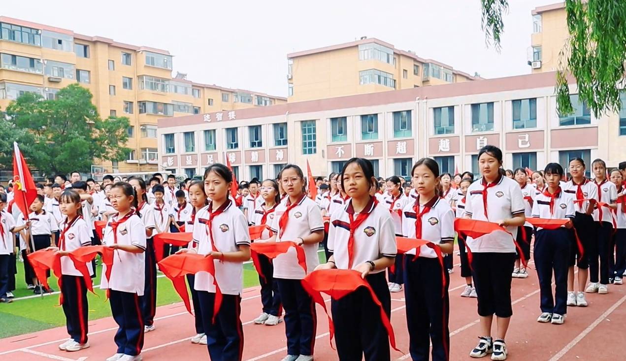 包头市青山区哈达道小学举行一年级新队员入队仪式暨少先队表彰活动