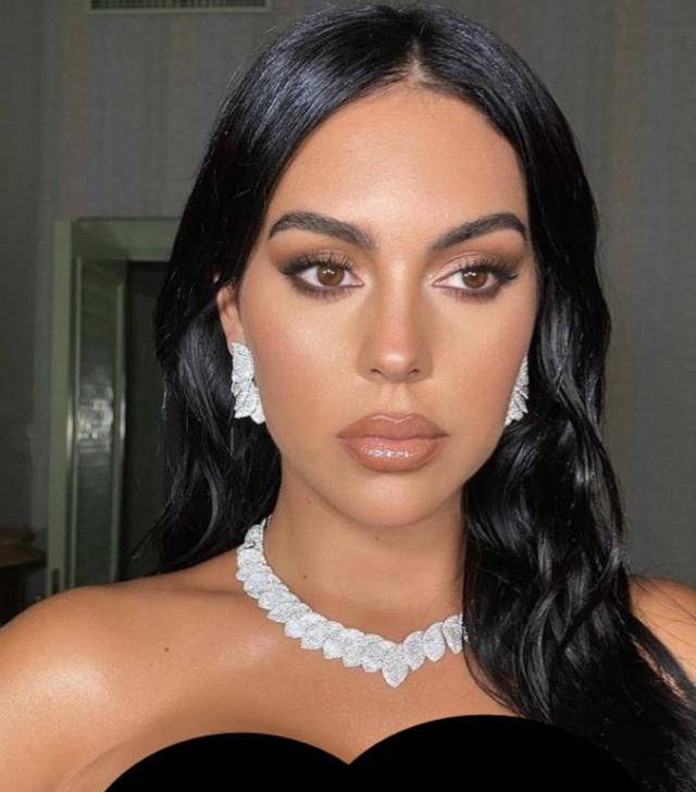 c罗全家海边度假,乔治娜30岁身材性感依旧保持完美_欧洲_家人_照片