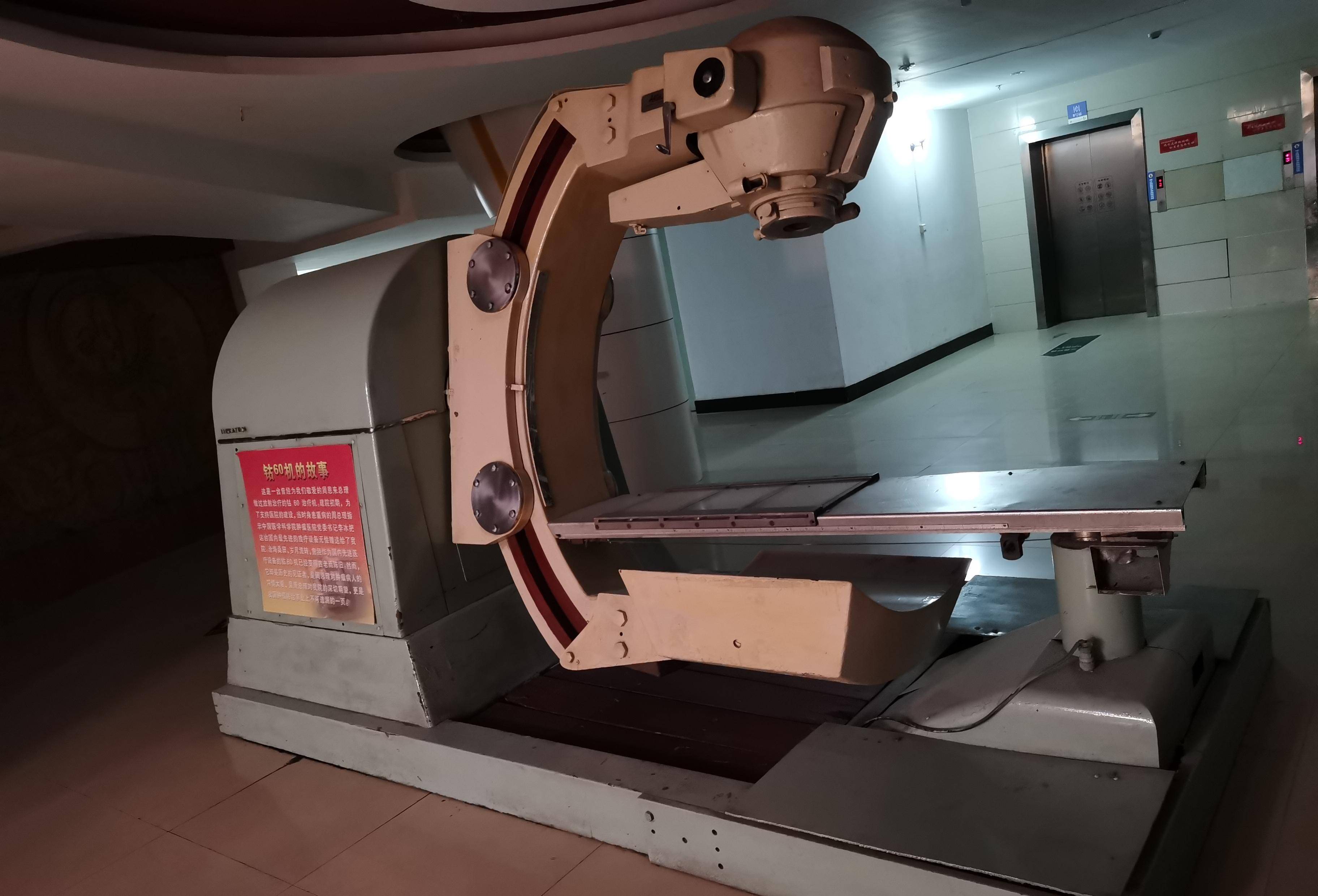 从桶中取出钴,放进铅容器中密封起来,最后再把铅罐运到省放射性废物库