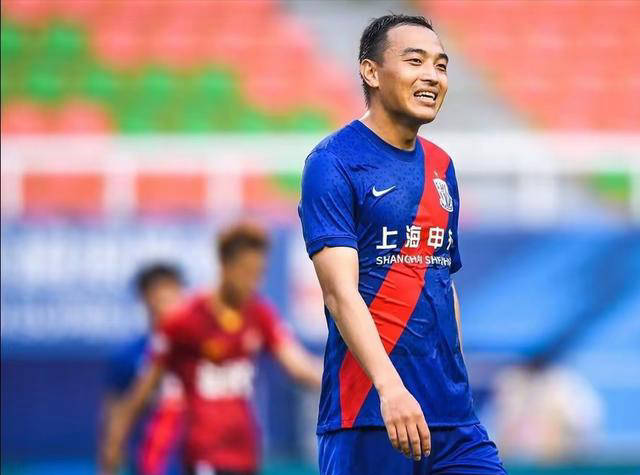 国足铁卫冯潇霆正式宣布退役,感恩21年绿茵场征战岁月