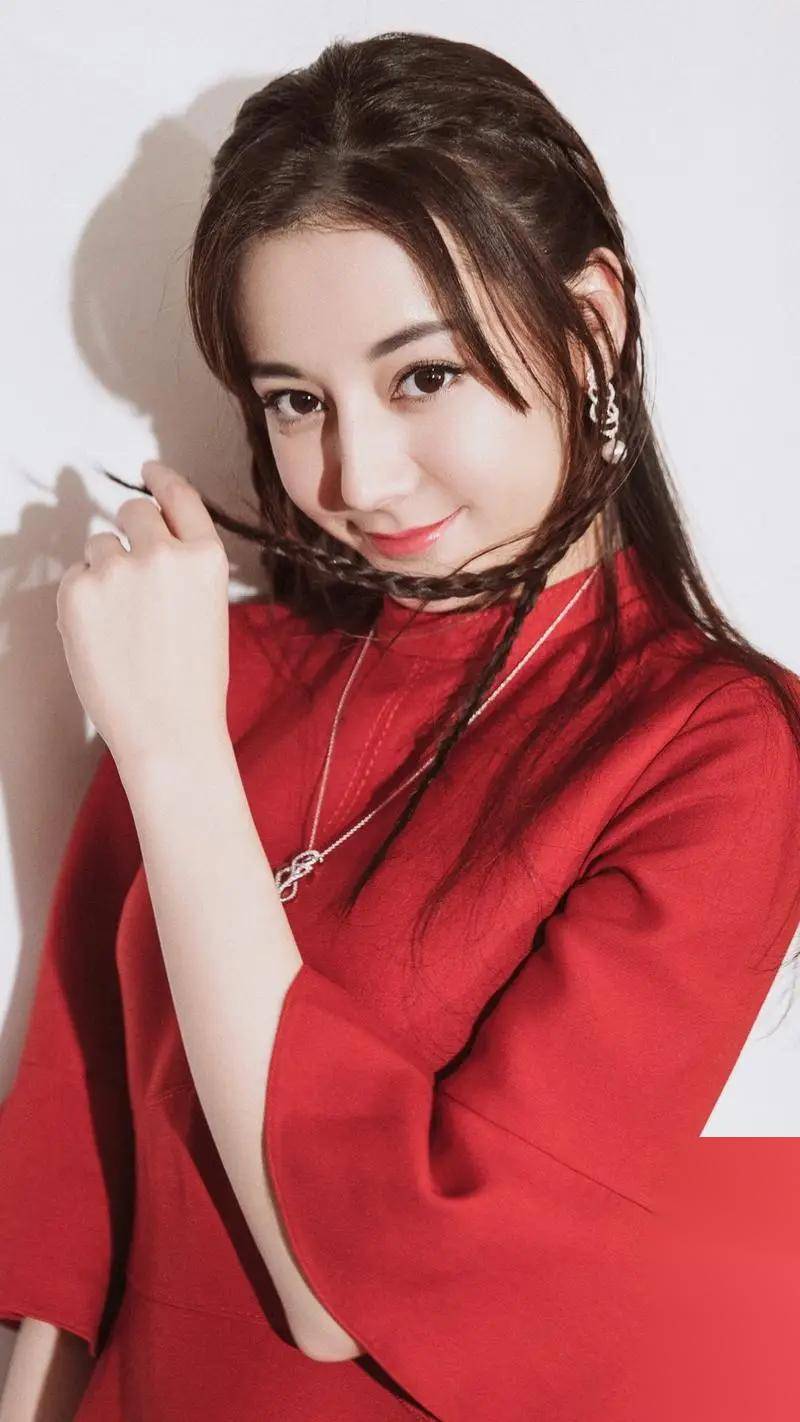 才女热巴31岁魅力不减,一组写真诠释性感与智慧的碰撞,这谁抵挡得了?