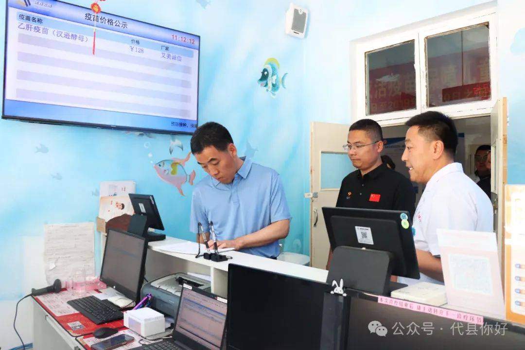 在代县公办示范性托育中心和中医院项目建设现场,张志杰详细听取施工