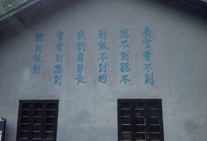 电视剧中,民国时阴森的审讯室里为什么总会有一个恐怖的排气扇?