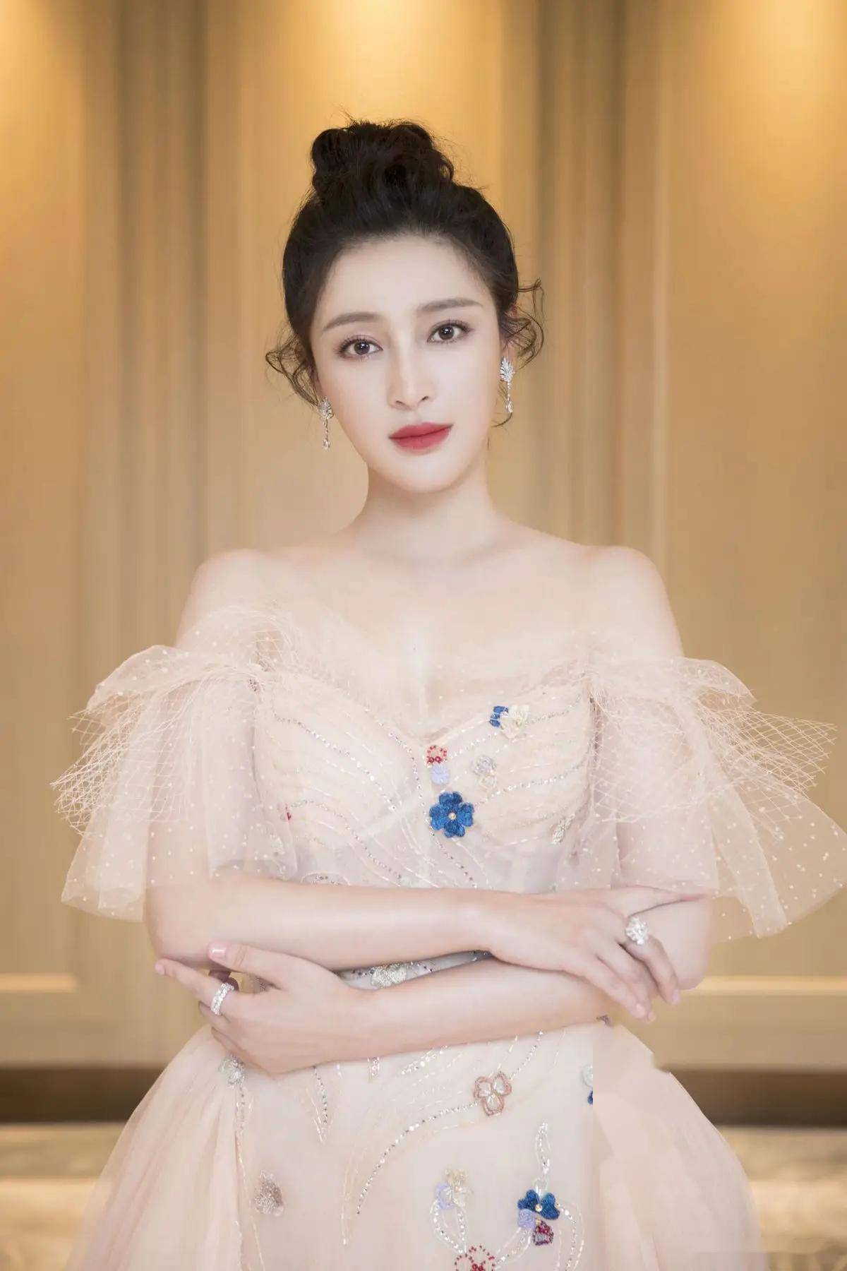 才情与美貌的完美融合:甘婷婷,她的写真让人直呼这谁顶得住!