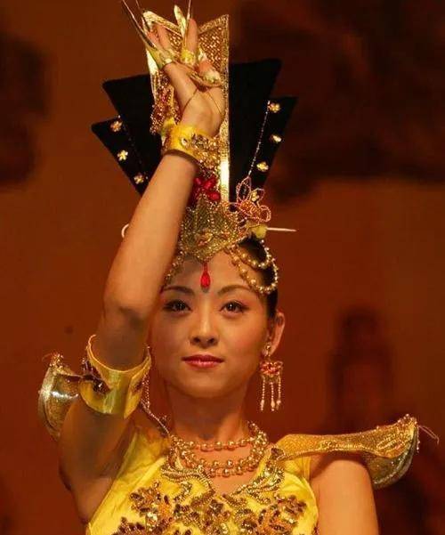 曾红遍全国的"千手观音":两岁失聪,拒绝富二代,26岁嫁理工男