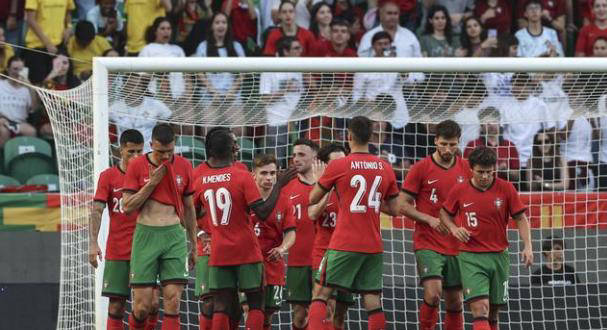 葡萄牙展示出色团队精神,4-2胜芬兰,球星崛起引人瞩目