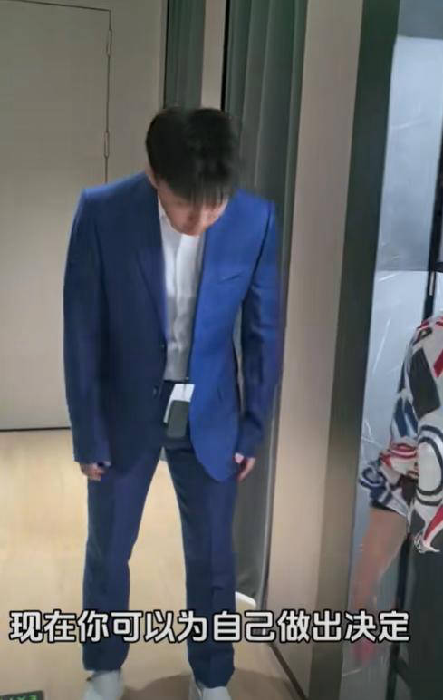 邓亚萍温情陪伴儿子庆18岁生日,赔其逛街购西装,母慈子孝感人至深