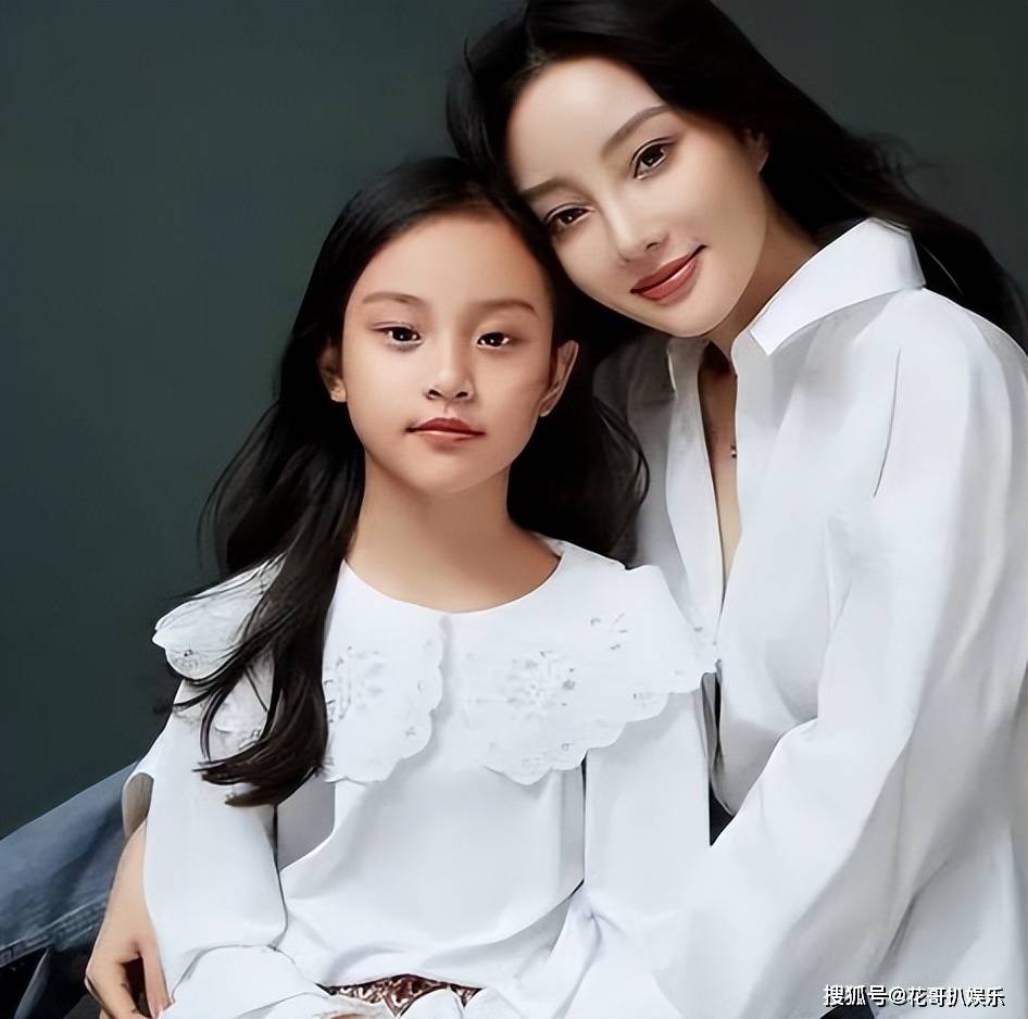 董璇高云翔为女儿庆生,李小璐带甜馨参加,两对母女互动引人注目