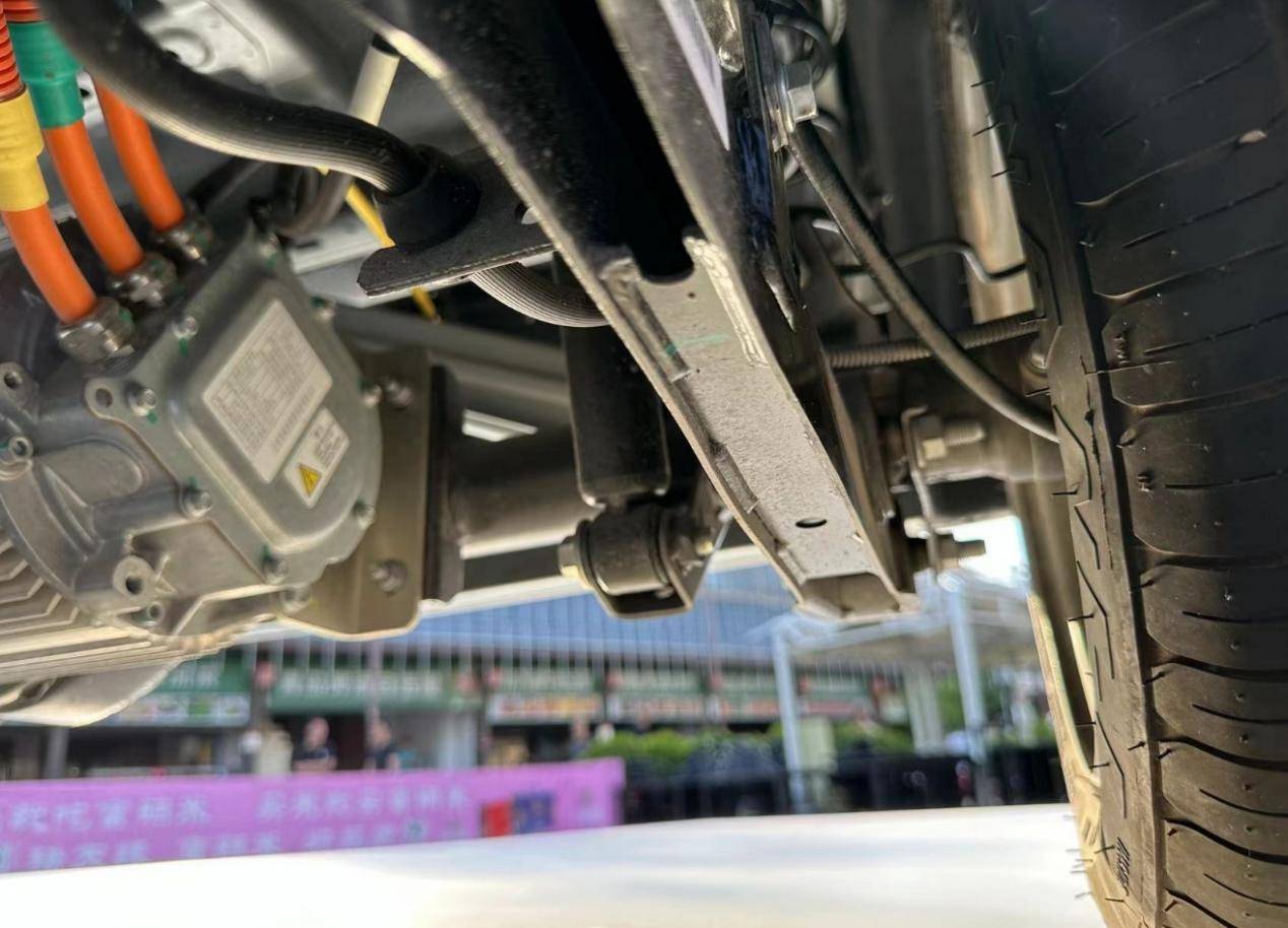 控制臂安装在焊接的副车架上,后悬挂则通过盘哈德连杆与拖曳臂来控制