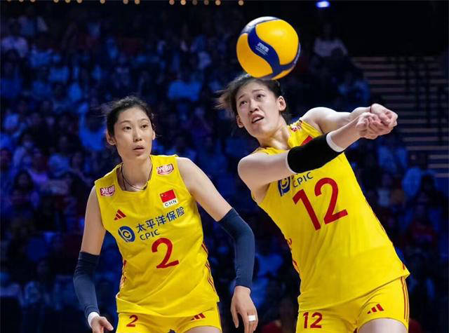 中国女排备战香港站比赛,赖亚文独自返京,一身孤寂