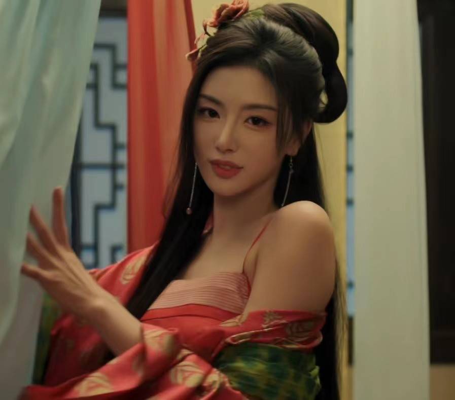 被《墨雨云间》孔雪儿惊艳了,好身材遮不住,红肚兜吊带装太吸睛