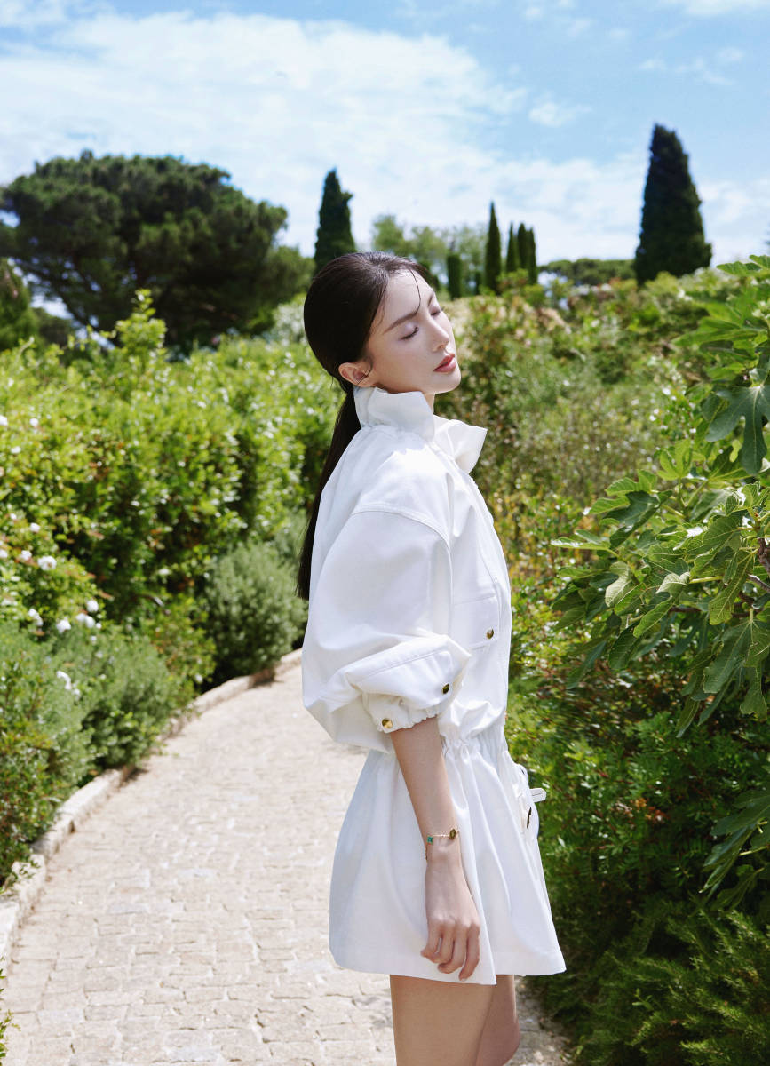 金晨穿白裙漫步法国小镇