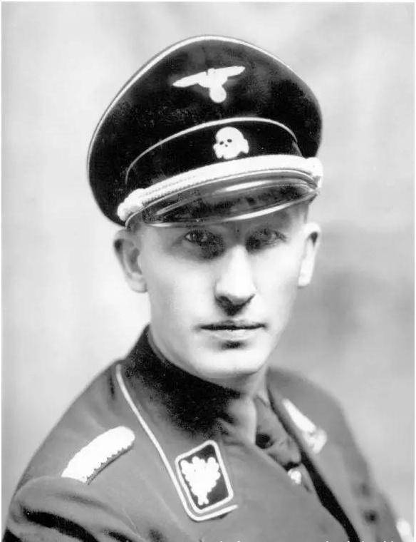 党卫军二号头子:海德里希据说,希特勒当年让设计师为党卫军冲锋队设计