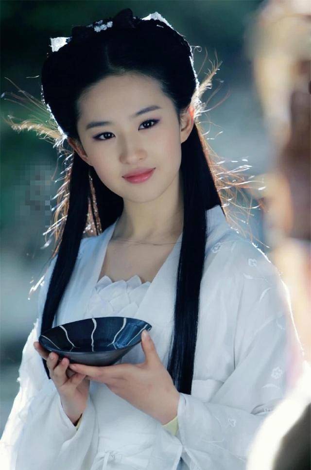 演员拍戏有多拼?朱一龙无替身连滚17次,刘亦菲春季泡水10个小时