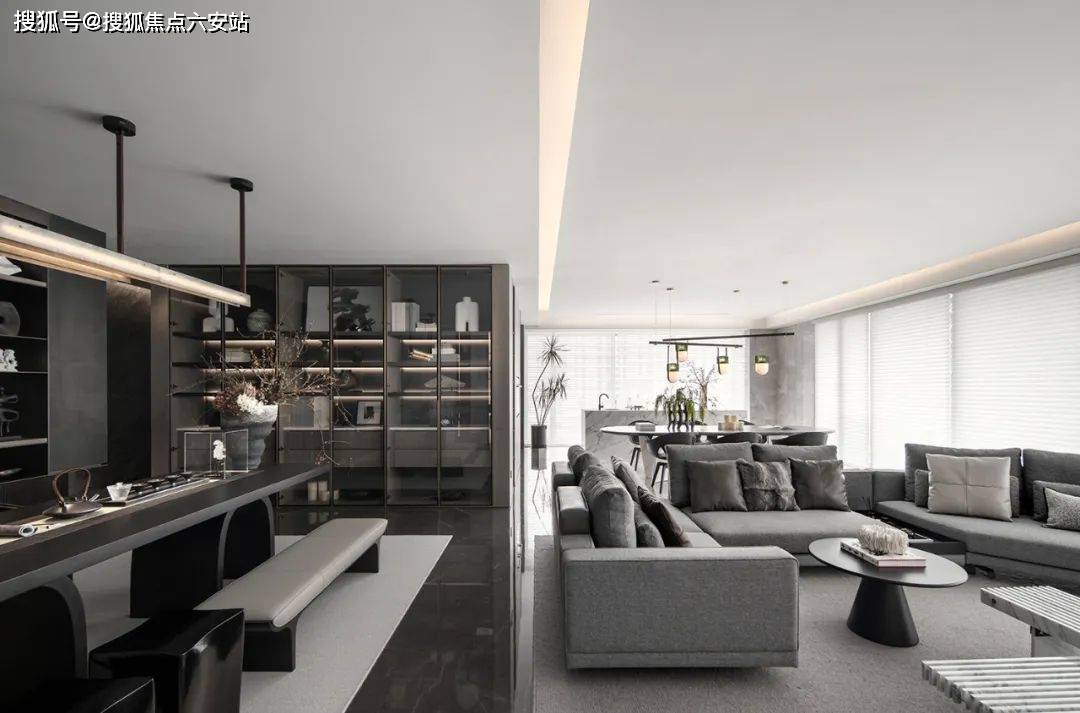 时分,信步跨过苏州河,穿过光陆大戏院,安培洋行,兰心大楼的红砖洋楼