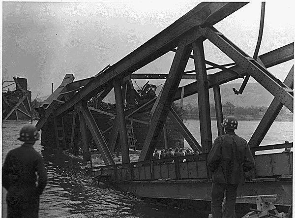 为了防止德军发动反击,美军出动轰炸机将阿纳姆的桥梁炸毁,莱茵河防线
