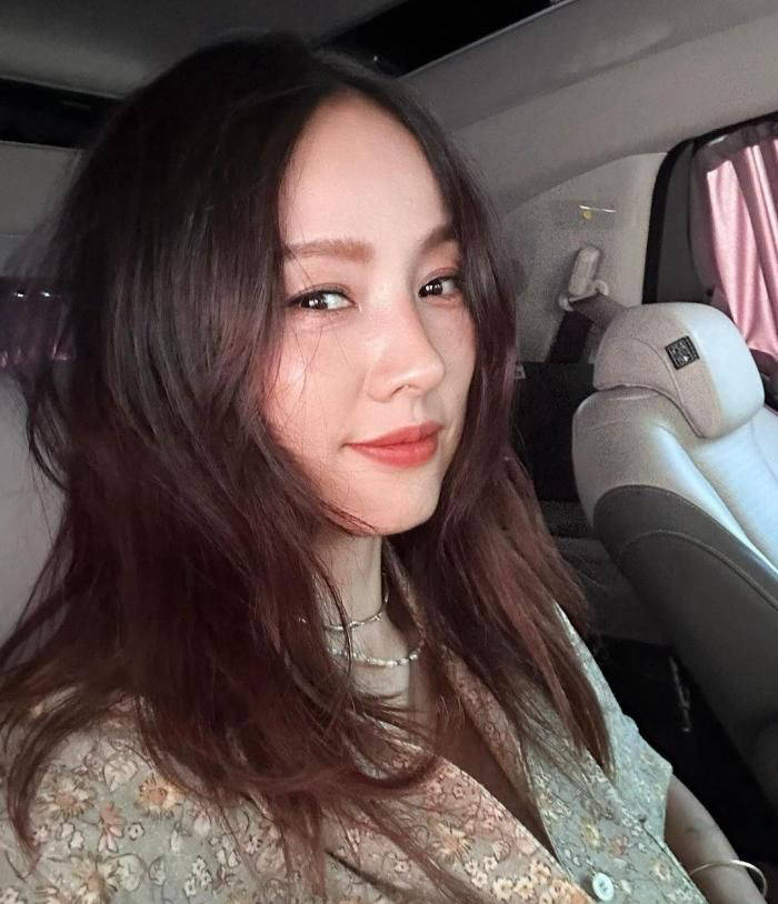 李孝利47岁素颜自信展示,魅力依旧惊人