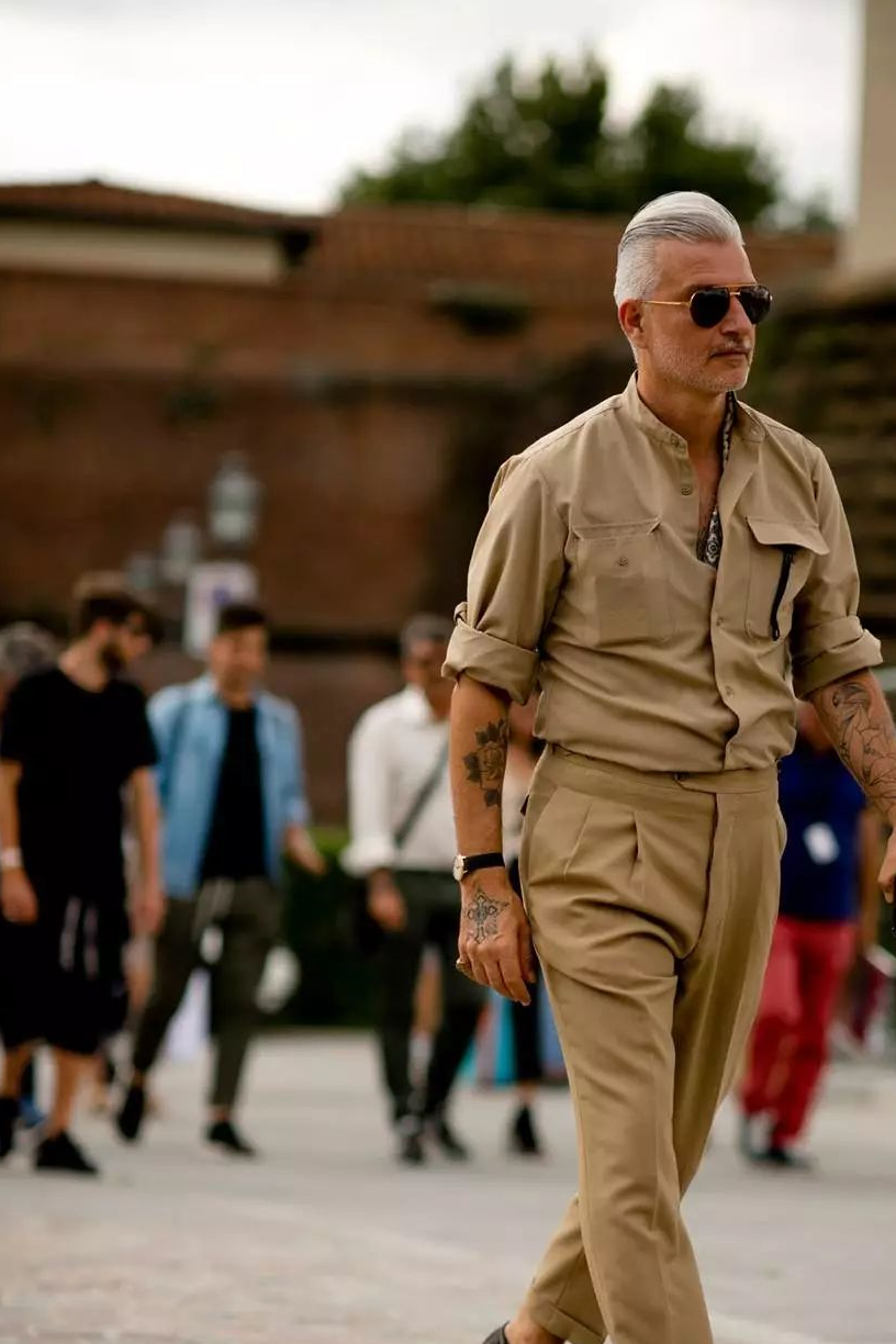 在时装周上,只要是皮鞋穿着,十有八九都会搭配一双刷染鞋.