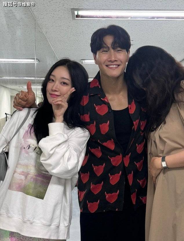 舞蹈组合turbo前成员金钟国(48 岁)当了祖父