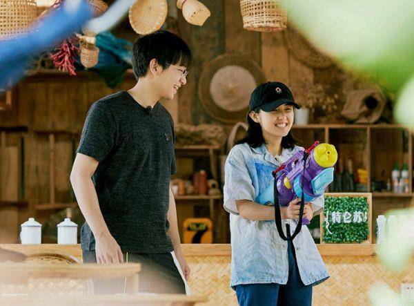 张子枫身高1米6,谭松韵身高1米62,同时穿傣族服,差距都在腿上了