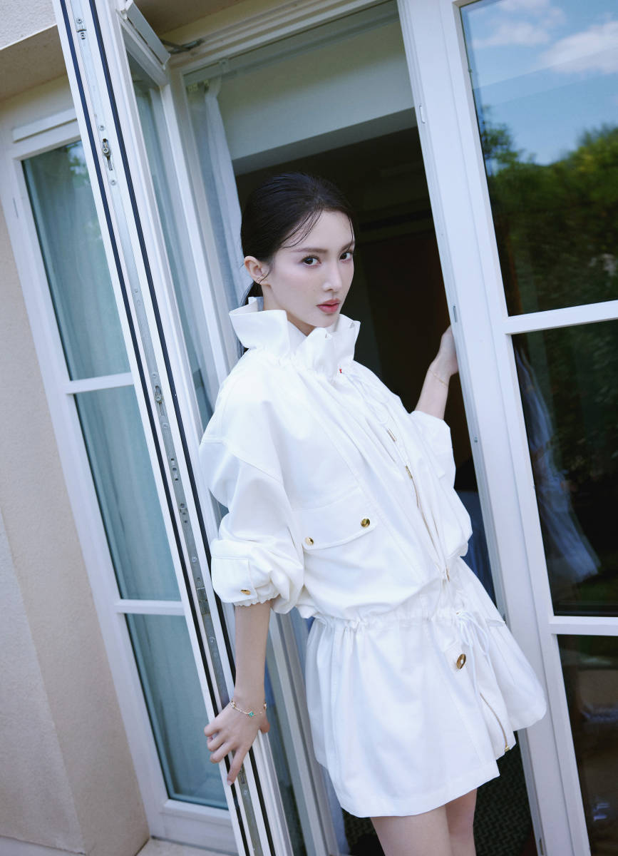 金晨穿白裙漫步法国小镇