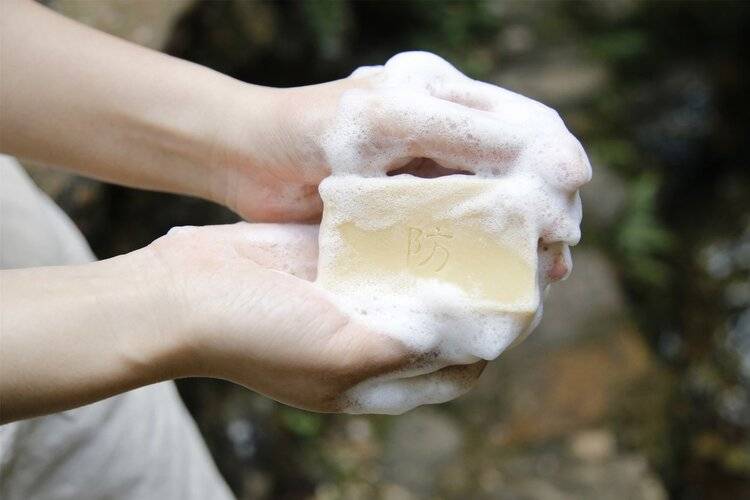 叮咬后,不要大力抓挠,可局部冷敷或用肥皂水清洗;或者用炉甘石洗剂