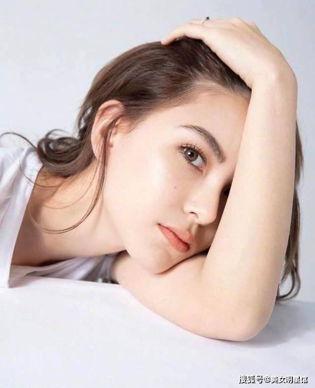 她的身高165cm,体重50kg,比例匀称,线条优美.