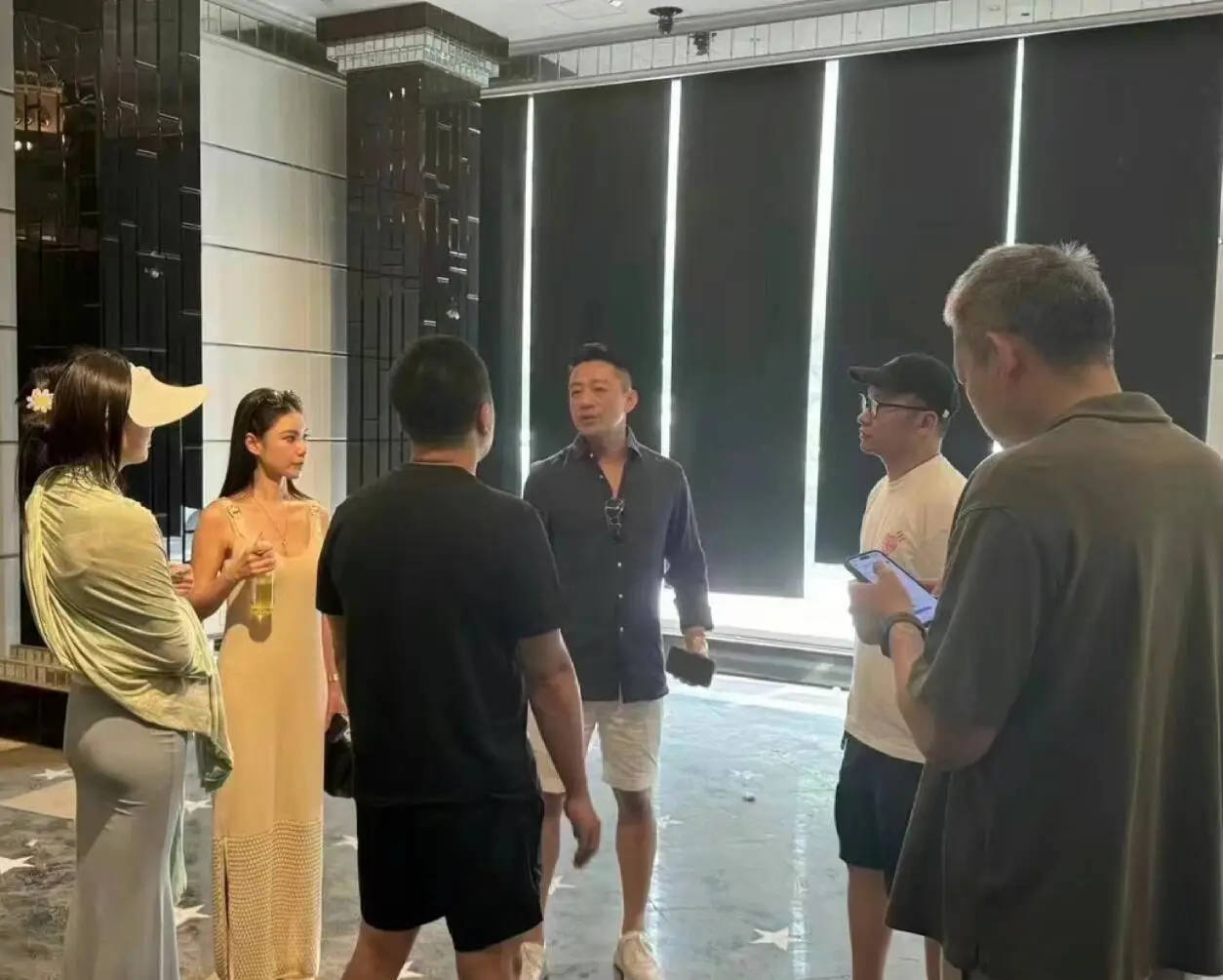 汪小菲夫妇与晚晚夫妇同框 Mandy身穿长裙小露身材-搜狐大视野-搜狐新闻