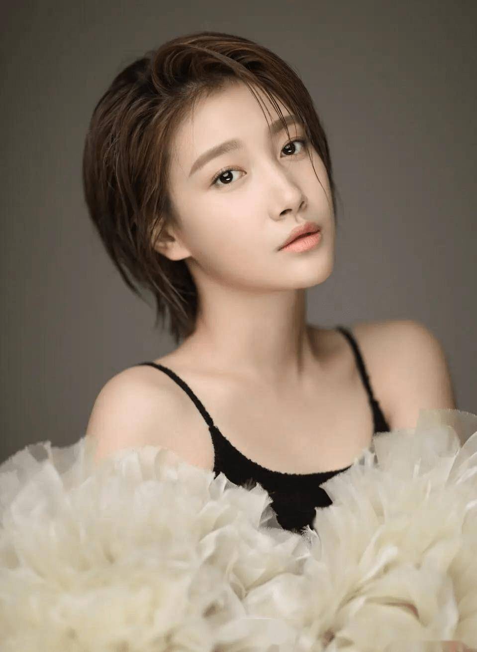 据说,啜妮每天都会进行一定的运动,包括瑜伽