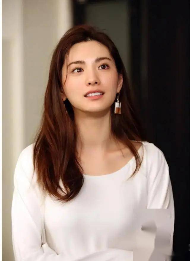 林珍娜:美貌与智慧的完美结合,这谁顶得住的赞美,只因她是真正的尤物