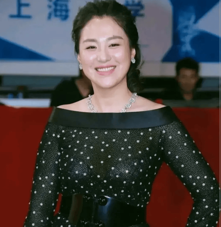 廖三民(王小毅饰)中共特工,潜伏在天津,担任天津警备司令部城防执法队