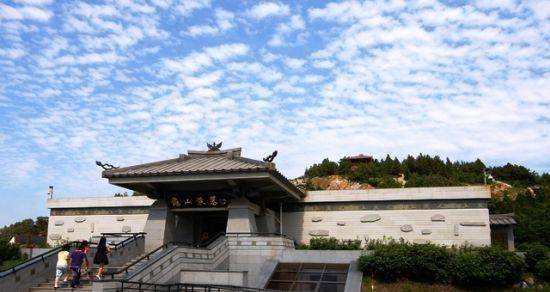 一座帝王墓,连考古专家都不清楚,一个电工说我知道,被带走了