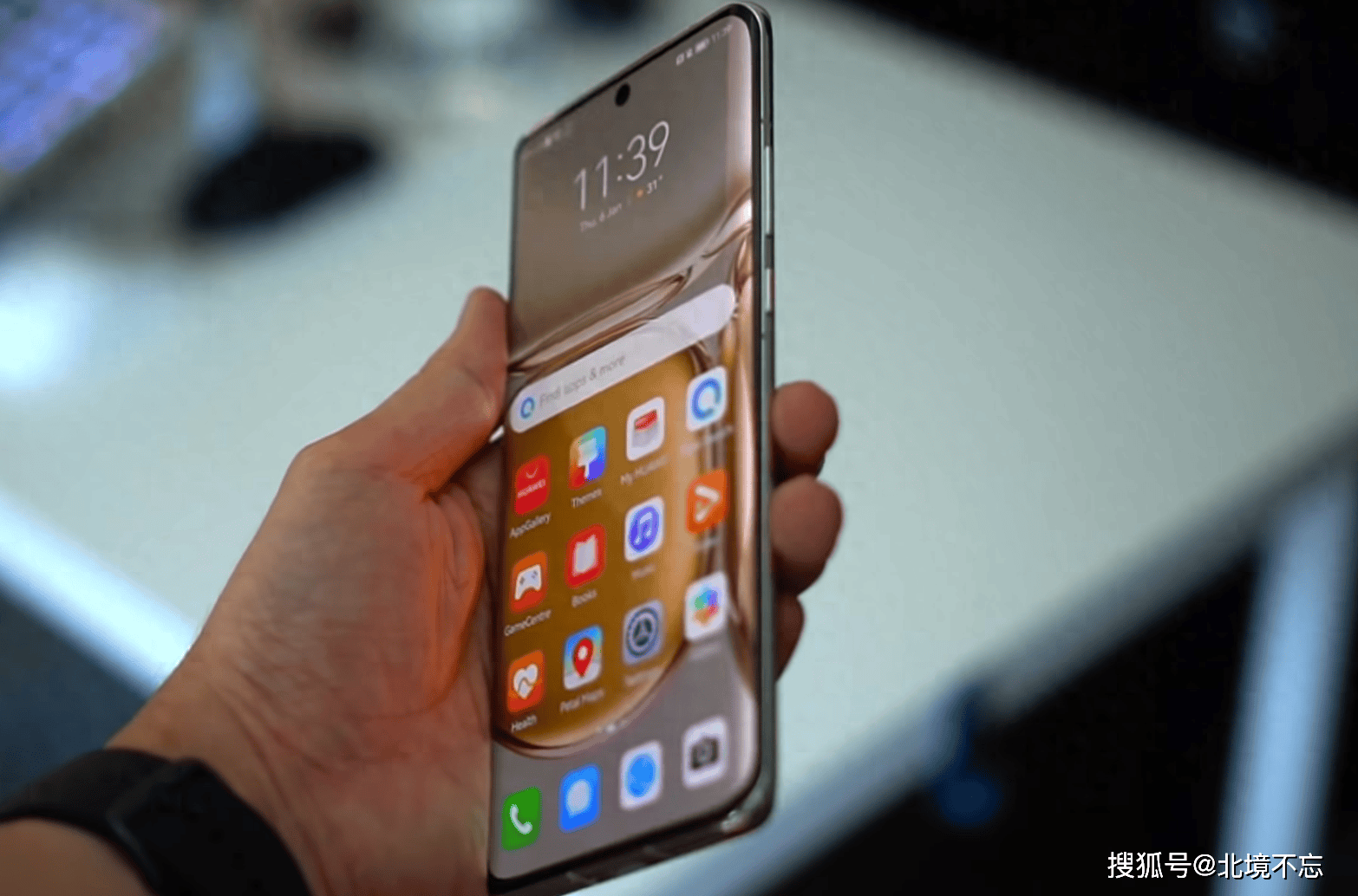 而二手华为p50pro目前8gb 256gb版本从6488元跌到了2293元,需要说明的