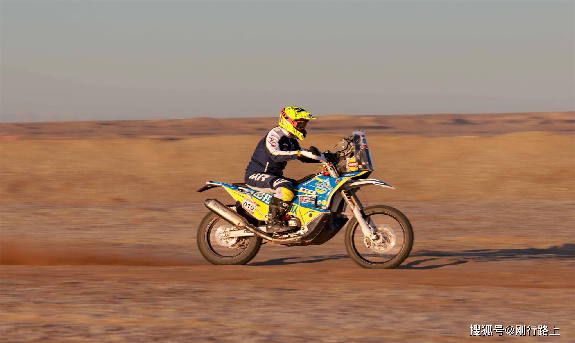 环塔拉力赛摩托车篇丨穿越沙漠,绿洲,戈壁,感受别样的新疆