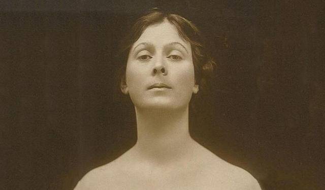 伊沙多拉·邓肯是世界上第一位赤脚在舞台上跳舞的艺术家,是现代舞的