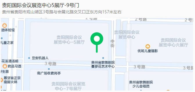 按照站内公交车地标指引方式行走,步行上楼梯进入贵阳东站公交站