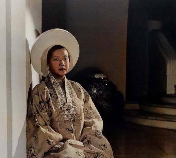 越南末代皇后:生前贵族簇拥,去世2仆人陪伴,丈夫子女均未出席
